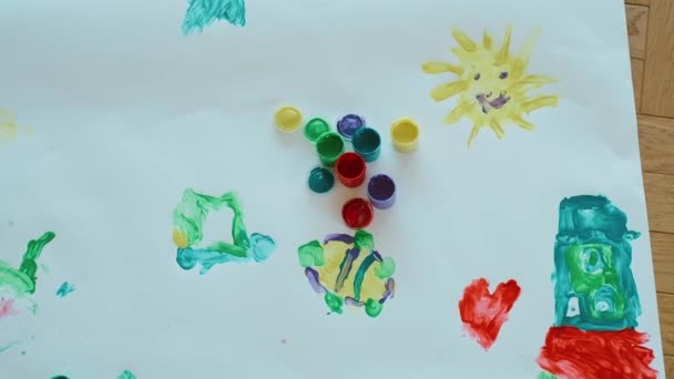 Bambino Attinge Dalle Vernici Disegno Grande Foglio Carta — Video Stock