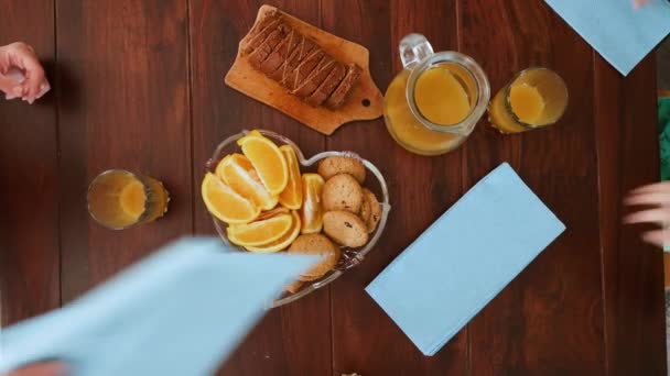 Familie Heeft Ontbijt Mam Heeft Een Papieren Servet Tafel Gelegd — Stockvideo