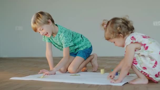 Children Draws Paints Baby Drawing Finger Drawing Large Sheet Paper — Stockvideo