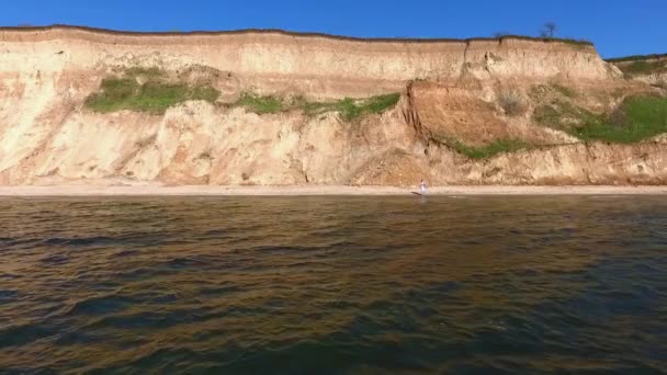 Młoda Kobieta Spacerująca Ciepłej Plaży Dziewczyna Idzie Wody Burzliwe Fale — Wideo stockowe