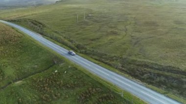İskoçya 'nın panoramik perspektifi. Old Man Dağı, İskoçya. Dağ yolunda araba turu. Güzel Hilly Arazisi. Hava Görünümü.