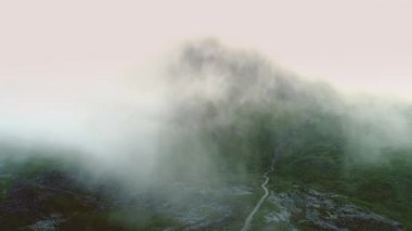 İskoçya 'nın panoramik perspektifi. Old Man Dağı, İskoçya. Zirve. Bulutlar dağın tepesini kapladı. Hava Görünümü.