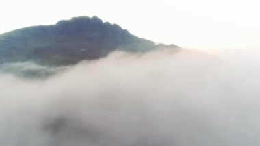 İskoçya 'nın panoramik perspektifi. Old Man Dağı, İskoçya. Zirve. Bulutlar dağın tepesini kapladı. Hava Görünümü.