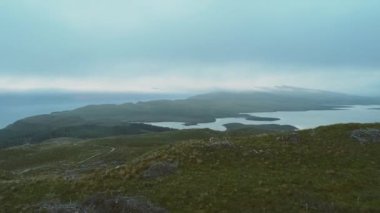 Dağ Gölü Panoramik Perspektifi. Old Man Dağı, İskoçya. Hava Görünümü.