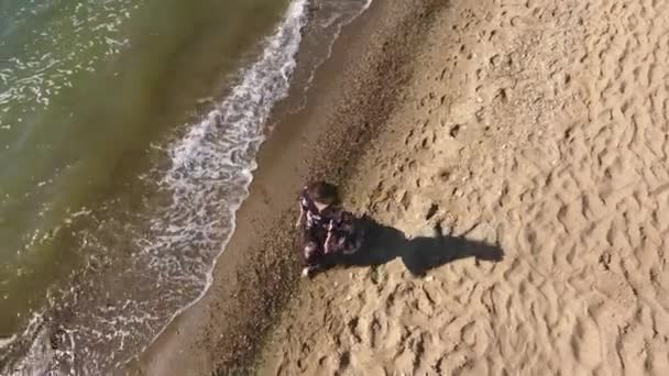 Αεροφωτογραφία Όμορφη Νεαρή Γυναίκα Περπατά Μια Παραλία Χαριτωμένο Κορίτσι Περπατά — Αρχείο Βίντεο