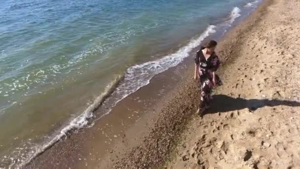 Luchtfoto Mooie Jonge Vrouw Loopt Een Strand Schattig Meisje Loopt — Stockvideo