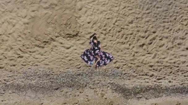 Luchtfoto Mooie Jonge Vrouw Rust Uit Een Strand Aantrekkelijk Meisje — Stockvideo