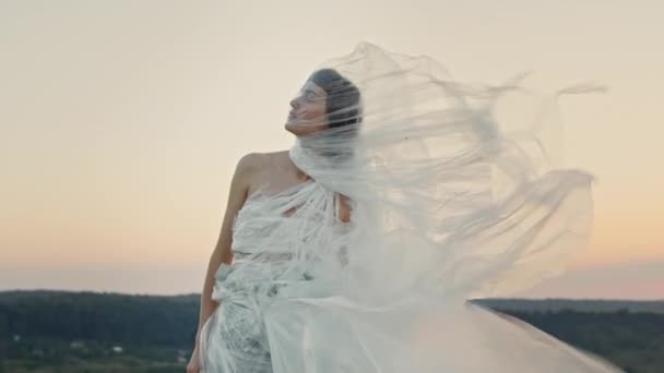 Schöne Junge Mädchen Polyethylen Kleid Wind Bläst Langes Kleid Umweltschutzkonzept — Stockvideo