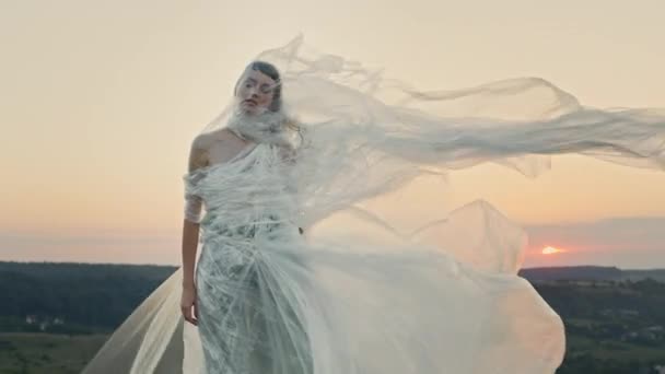 Piękna Młoda Dziewczyna Sukience Polietylenowej Wiatr Wieje Długą Sukienką Koncepcja — Wideo stockowe