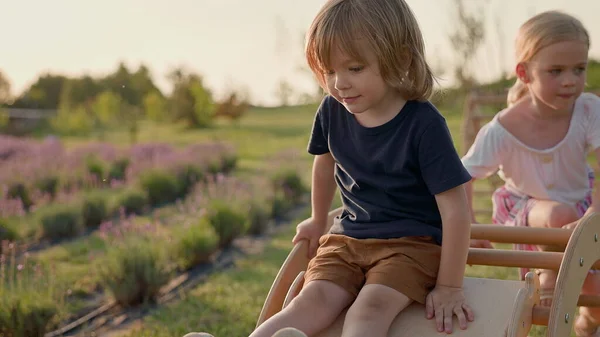 Les Enfants Jouent Sur Glissière Bois Dans Cour Fille Blonde — Photo