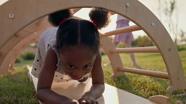 Two Girls Playing Street Roller Coaster Black Girl Crawls Slide — Stock Photo, Image