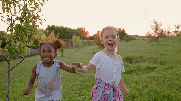 Két Kislány Fut Kézen Fogva Fekete Fehér Lány Mosolygott Napos — Stock Fotó