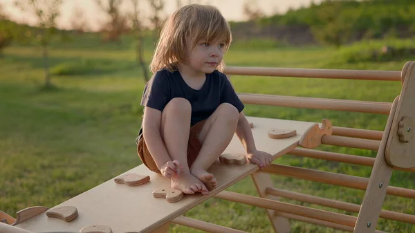 Niño Colina Hermoso Día Soleado Niño Está Divirtiendo Imagen De Stock