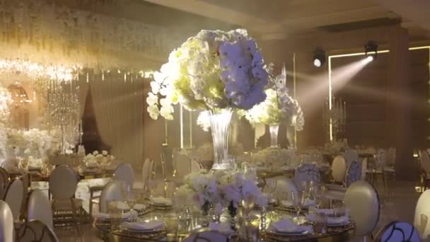 Exquisite Festive Hall Restaurant Decorated Vases Orchids Served Wonderful Cutlery — Stockvideo