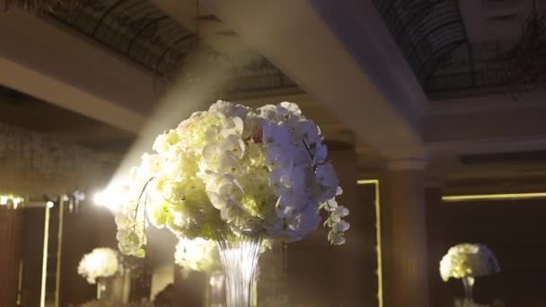 Uroczysta Sala Uroczystości Ślubne Restauracja Jest Ozdobiona Mnóstwem Kwiatów Wazon — Wideo stockowe