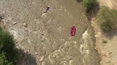 Dağ Nehri 'nde rafting. Üst Manzara. Tekneli İnsanlar. Fırtınalı Nehir. River Ormanı 'nın kıyısında. Vahşi Doğa.