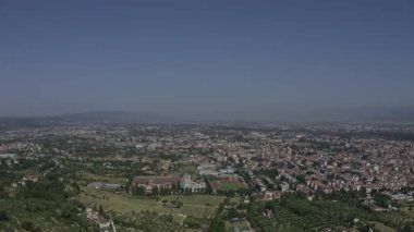 Kuş bakışı manzaralı şehir manzarası. Ağaç Evleri ve Sokaklar. Güzel bir manzara. Sisli Gökyüzü Şehrin Üzerinde.
