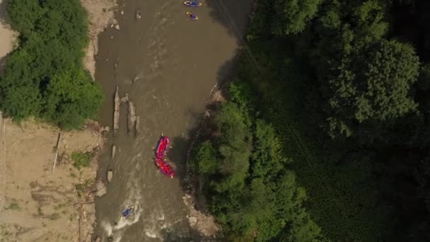 Rafting Mountain River Widok Góry Ludzie Łodziach Rzeka Stormy Brzegach — Wideo stockowe