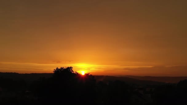 Захід Сонця Сільській Місцевості Сонце Між Хмарами Помаранчеве Темних Дахах — стокове відео