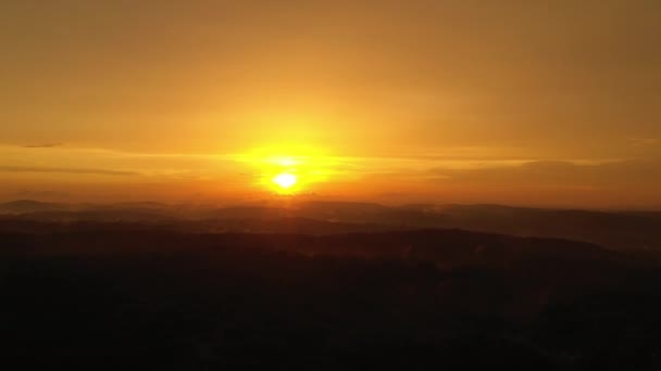 Захід Сонця Сільській Місцевості Сонце Між Хмарами Помаранчеве Сонце Сідає — стокове відео