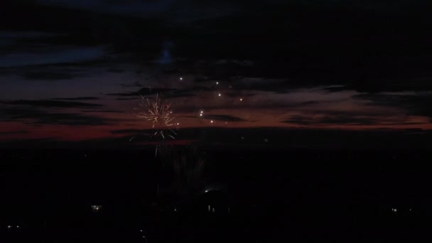 Fajerwerki Nocnym Niebie Uroczystość Ślubna Dolinie Świąteczny Łuk Goście Fajerwerki — Wideo stockowe