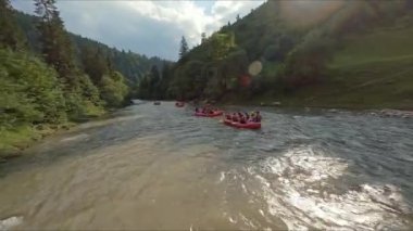 Dağ Nehri 'nde rafting. Tekneli İnsanlar. Fırtınalı Nehir. River Ormanı 'nın kıyısında. Vahşi Doğa.