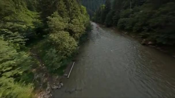 Rafting Auf Dem Mountain River Menschen Ruderbooten Stürmischer Fluss Ufer — Stockvideo