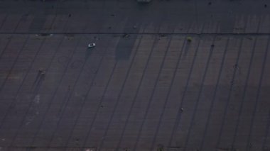 Birçok motosiklet farklı yönlerde arenaya çıkar. Üst Manzara. Arena 'nın ortasında bir araba. Yukarıdan çok küçük görünecekler..