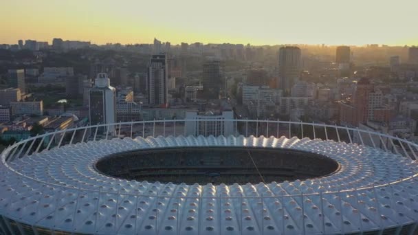 Landskap Stadium Och Stad Med Höga Byggnader Ovanifrån Solen Bakom — Stockvideo