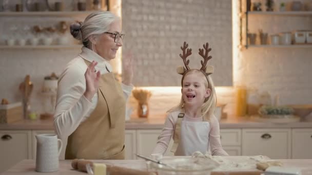 Χριστουγεννιάτικες Διακοπές Γιαγιά Και Κοριτσάκι Στην Κουζίνα Ετοιμάζουν Πρωτοχρονιάτικο Κέικ — Αρχείο Βίντεο
