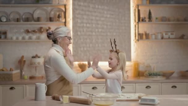 Vacances Noël Grand Mère Petite Fille Dans Cuisine Ils Préparent — Video