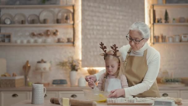 Grandmother Little Girl Kitchen Them Many Shelves Utensils Grandmother Shows — Stockvideo