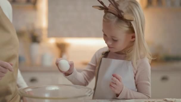 Avó Menina Cozinha Atrás Deles Estão Muitas Prateleiras Com Utensílios — Vídeo de Stock