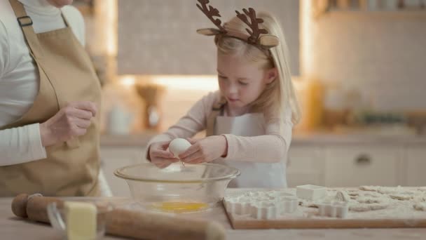 Grandmother Little Girl Kitchen Them Many Shelves Utensils Grandmother Spurs — Stockvideo
