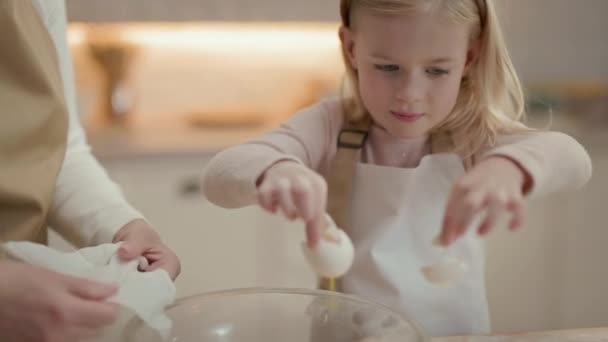 Новий Рік Бабуся Маленька Дівчинка Кухні Позаду Багато Шельфових Приладів — стокове відео