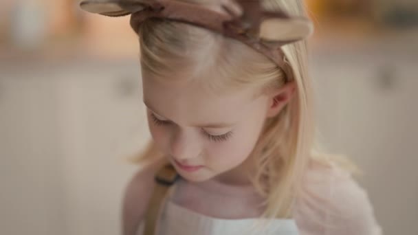 Nouvel Portrait Petite Fille Blonde Fille Avec Décoration Sur Tête — Video