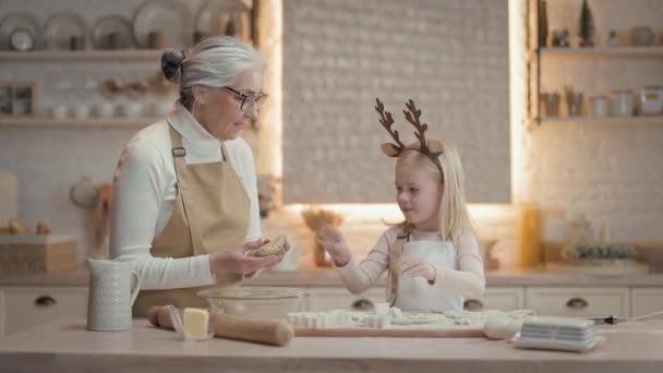 크리스마스 홀리데이 할머니와 부엌에 배후에는 편도선 소녀는 종류의 비누를 만들어 — 비디오