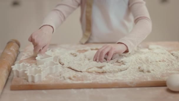 Aranyos Kislány Négy Szelet Süteményből Kislány Konyhában Karácsonyi Sütit Készít — Stock videók
