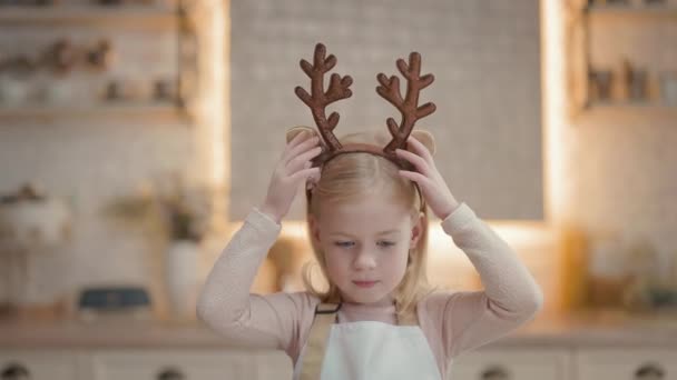 Nowy Rok Portret Słodkiej Dziewczynki Blond Włosami Stoi Kuchni Fartuchu — Wideo stockowe