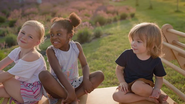 Trois Mignons Enfants Assis Sur Glissière Bois Les Filles Noires — Photo