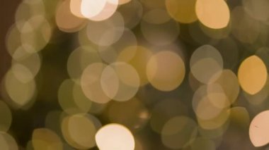 Yeni yıl çelenkleri ışıkla yanıp sönüyor. Altın Çelenkler, Aydınlık Altın Çemberler Oluştur. Yeni Yıl ve Noel Kutlaması.
