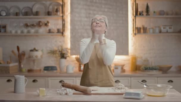 Frau Der Küche Bereitet Sich Vor Sie Bereitet Sich Auf — Stockvideo