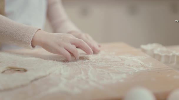 귀여운 소녀는 쿠키를 구유에서 만들어 키친의 소녀가 크리스마스 쿠키를 성탄절 — 비디오