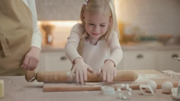 Noel Tatilleri Büyükannem Küçük Kızım Mutfakta Arkalarında Teçhizatlı Bir Sürü — Stok video