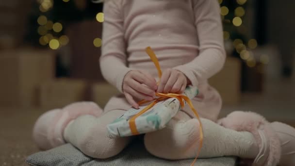 Dívka Otevírá Vánoční Dárek Ním Vánoční Stromeček Jiskří Girlandem Neviditelný — Stock video