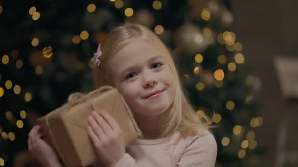 Chica Sosteniendo Caja Regalo Moviéndola Ella Escucha Whats Niña Cuatro — Vídeo de stock