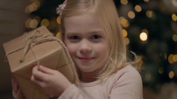 Dívka Držící Dárkovou Krabici Pohybující Poslouchá Malá Čtyřletá Holčička Blond — Stock video