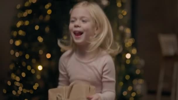 Niña Cuatro Años Con Pelo Largo Rubio Detrás Árbol Navidad — Vídeo de stock