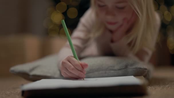 Malá Čtyřletá Holčička Blond Dlouhými Vlasy Ním Vánoční Stromeček Jiskří — Stock video