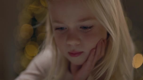 Portrét Malé Dívky Čtyř Let Blond Dlouhými Vlasy Ním Vánoční — Stock video